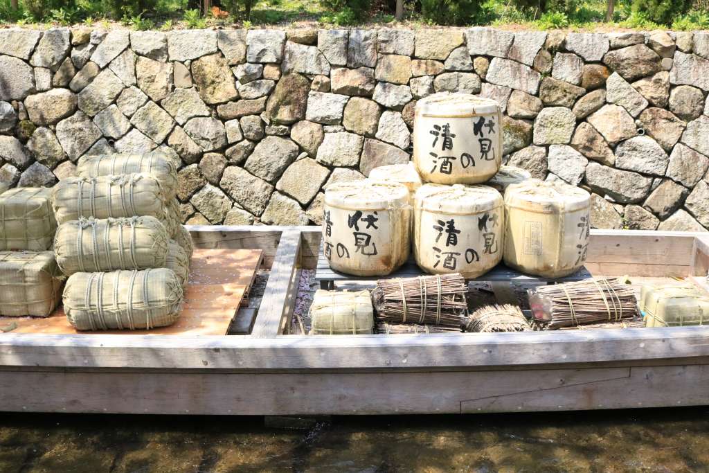 IMG_1272 京都市内の繁華街のど真ん中を流れる高瀬川に停泊している謎の船