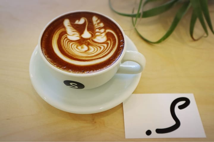 濃厚なカフェラテや温かいコーヒーで美味しく冬を越す「.S  (ドットエス)」