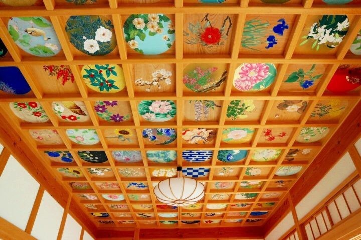 The vivid arts illustrating the ceiling
