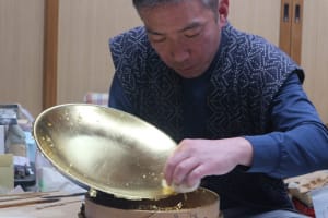 Professionals tells Japanese traditional craft, gold tooling.