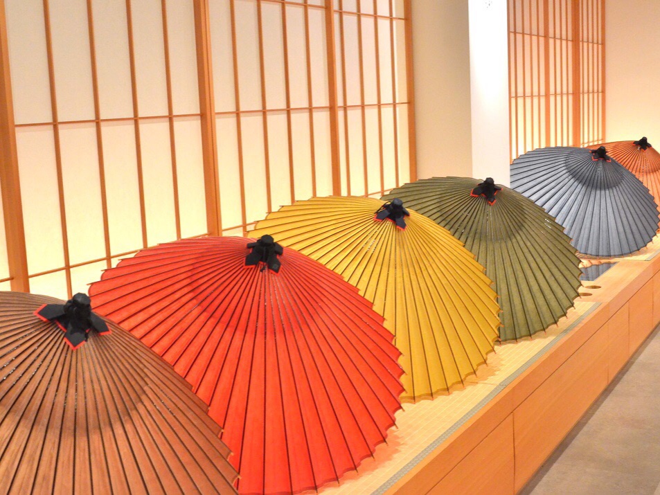 吐露氣息的和風伴隨著京都的美學指向未來。 300年曆史的和傘老舖「京都和傘屋 辻倉」