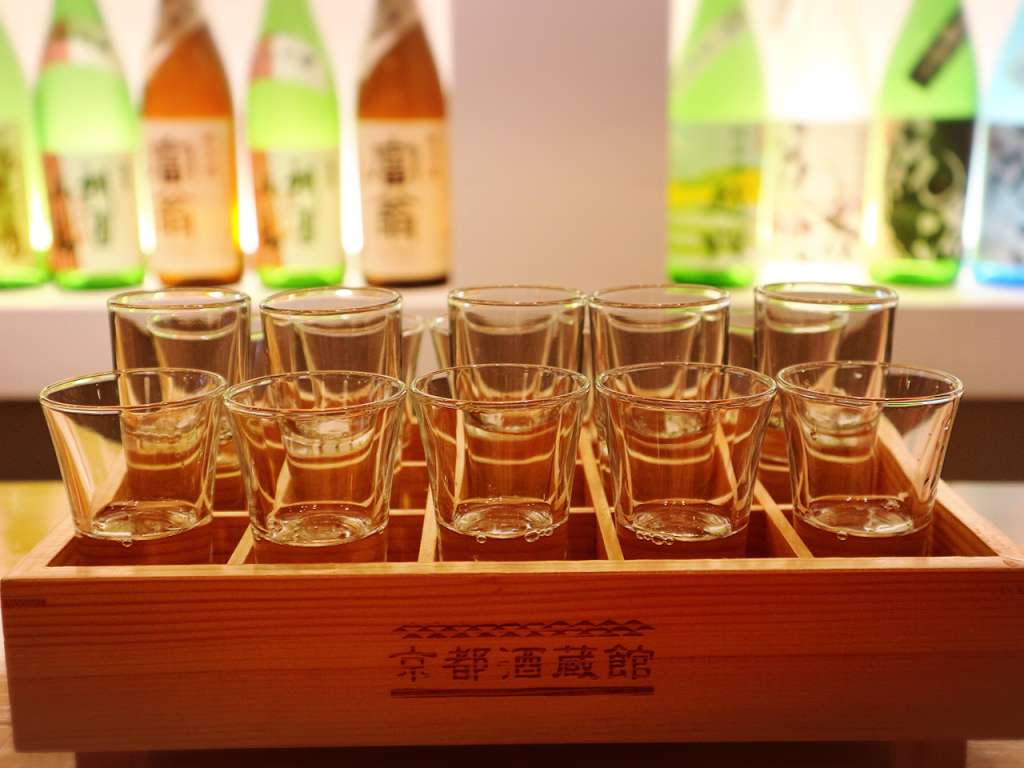 可在酿酒厂里休闲度过快乐的时光！摆放了很多在京的日本酒「京都酒蔵馆」