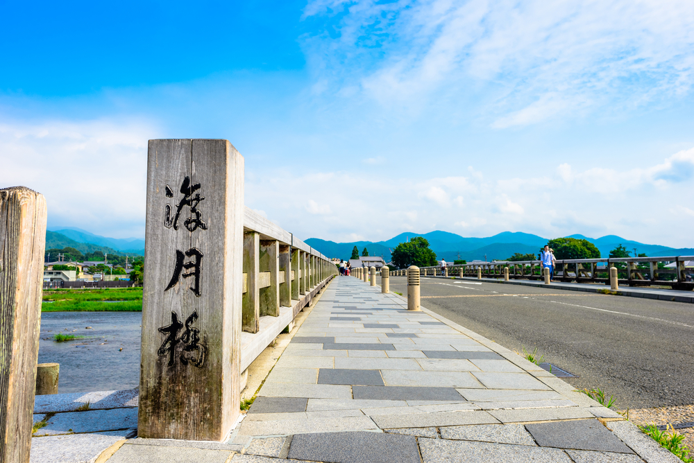 映襯在景色裏的渡月橋