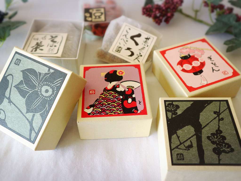 Small box art filled with plenty of typical Kyoto ”Ohakoya Souka”
