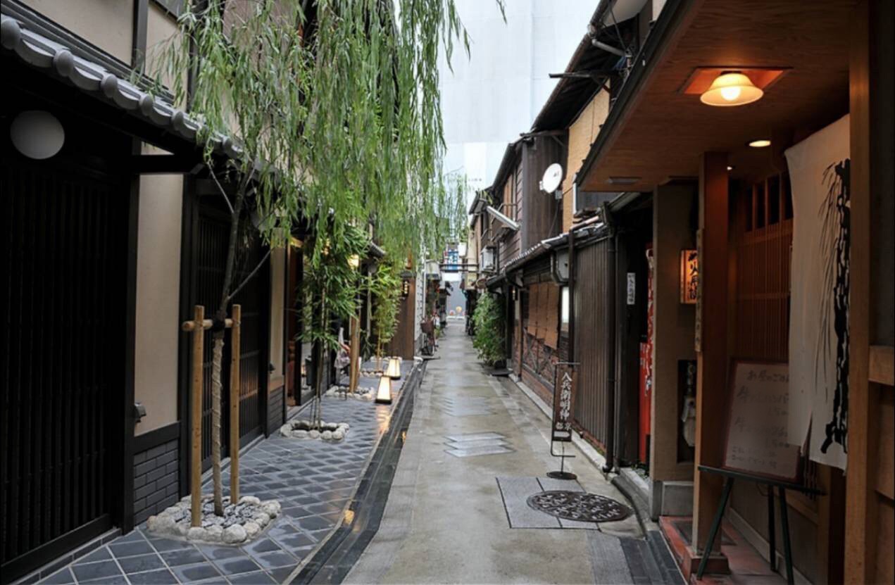 Love keeping up with the latest trends? Visit Yanagi-koji alley