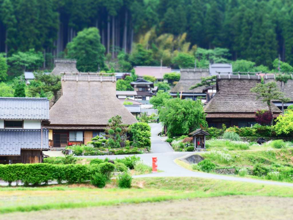 きらめく水のカーテンに感動！放水銃の一斉放水を眺める「美山かやぶきの里」