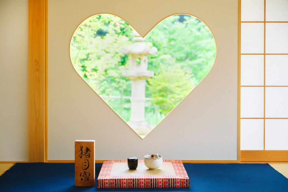 A temple you can lie down? Heart-shaped pretty window “Shojuin”