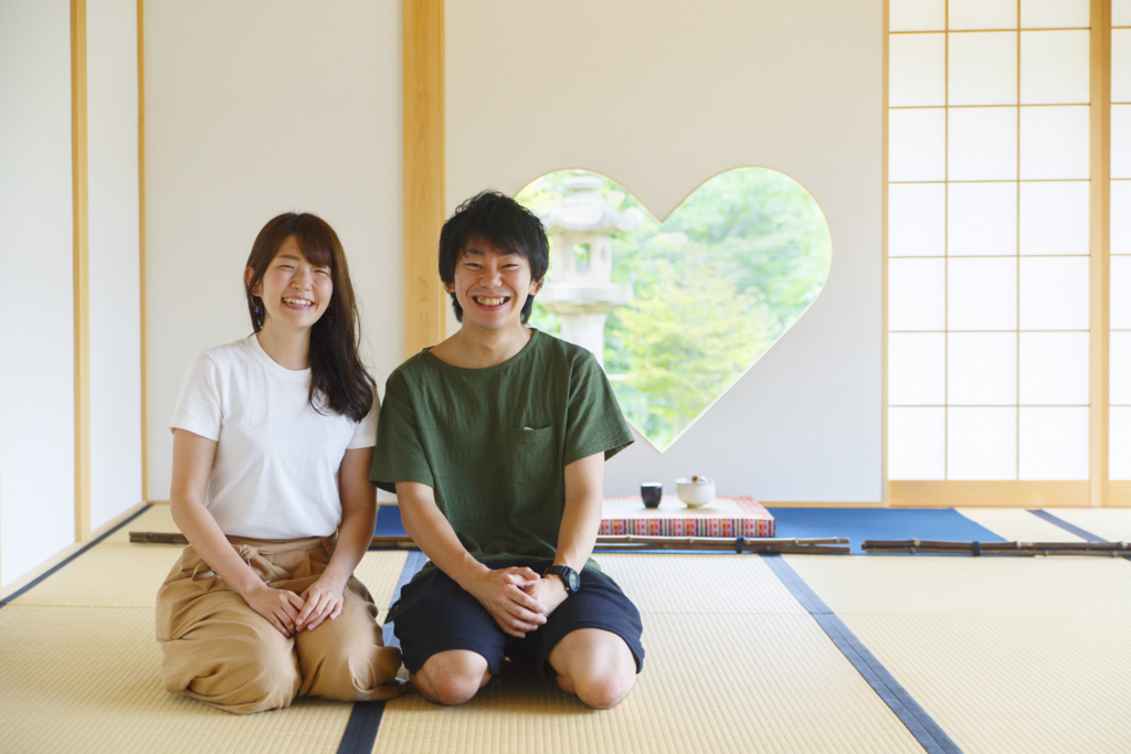 参拝者の笑顔が溢れるお寺