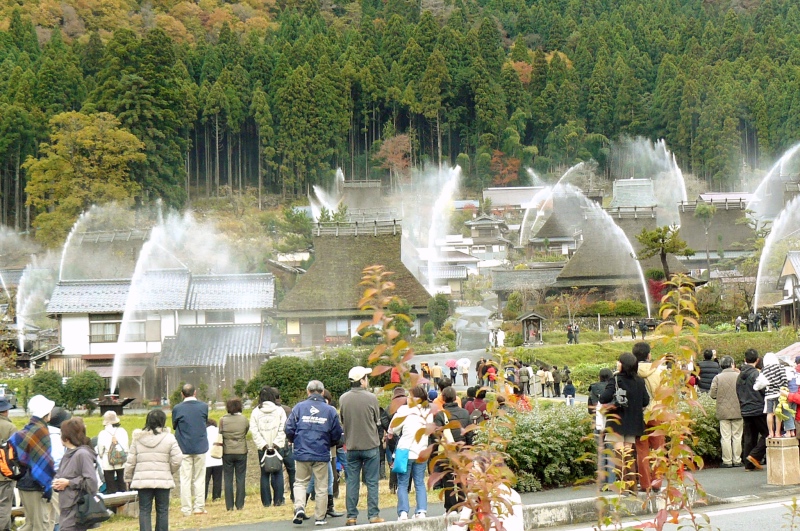 一斉に放水される圧巻の景色