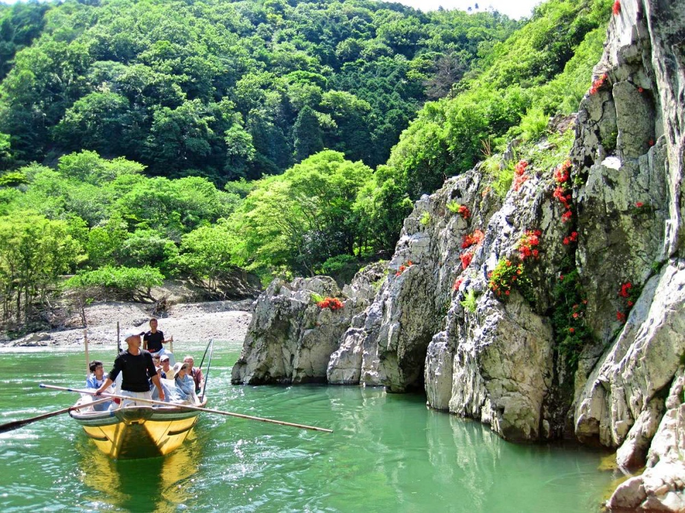 初夏の風を体に受けて水辺を楽しむ