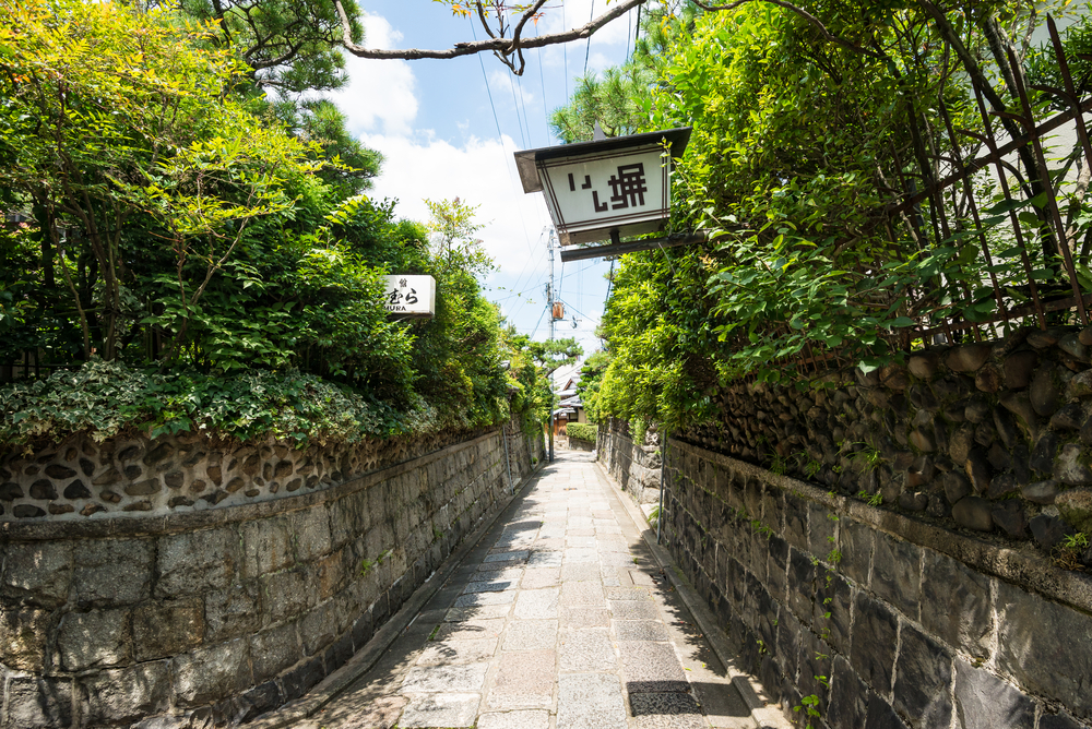 石板堆积成的高台寺美丽的 ［石塀小路］