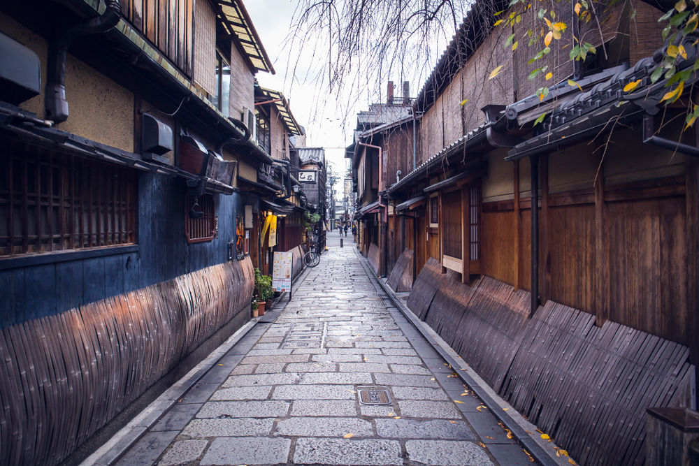 Even Maikos visit here: Kiri-toshi alley, right in the middle of  the Gion district
