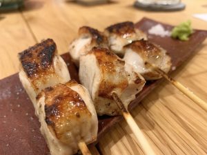 品嘗特色烤雞肉串和京都蔬菜的“炭燒久三酉・ひさどり（hisadori）”