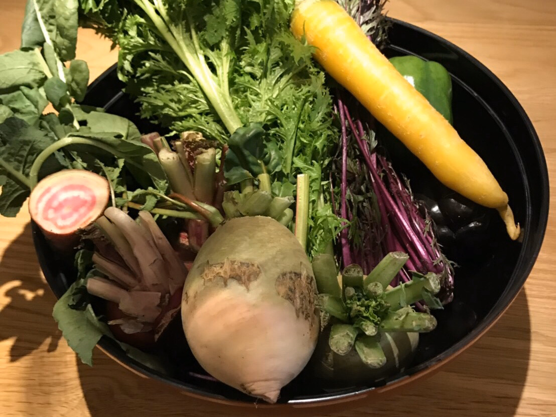 使用每日早上在市場精心嚴格挑選的京都蔬菜進行烹飪