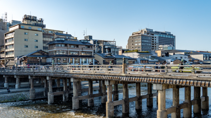 With the help of a professional photographer, find out how to take great photos of some of the most photogenic spots along the Kamogawa River in Kyoto.